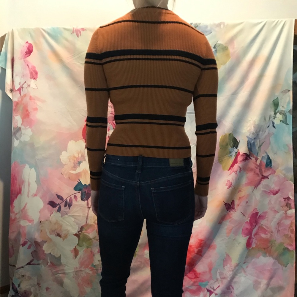 Form fitting sweater - Picture 2 of 2